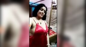 Vollbusige Bhabhi zieht sich in heißem Solo-Video bis zu ihrem roten Nachthemd aus 0 min 0 s