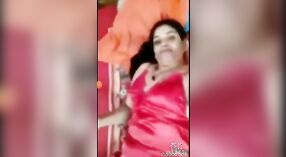 Vollbusige Bhabhi zieht sich in heißem Solo-Video bis zu ihrem roten Nachthemd aus 0 min 30 s