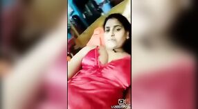 Vollbusige Bhabhi zieht sich in heißem Solo-Video bis zu ihrem roten Nachthemd aus 0 min 40 s