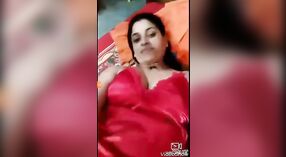 Vollbusige Bhabhi zieht sich in heißem Solo-Video bis zu ihrem roten Nachthemd aus 0 min 50 s