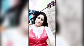 Vollbusige Bhabhi zieht sich in heißem Solo-Video bis zu ihrem roten Nachthemd aus 1 min 10 s