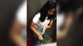 Une vidéo sexy capture le sexe indien dans la salle de test en HD 2 minute 20 sec