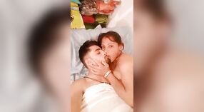 데하티 난기의 섹시한 비디오:커플 공유 1 최소 00 초