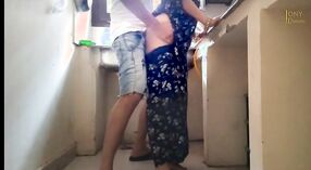 Indiase meid gets haar poesje pounded door haar man in de keuken 2 min 20 sec