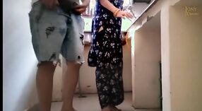 Indiase meid gets haar poesje pounded door haar man in de keuken 2 min 30 sec