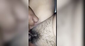 एक होटल सेक्स टेप के दौरान फोन पर बड़े स्तन वार्ता के साथ भारतीय वेश्या 2 मिन 40 एसईसी