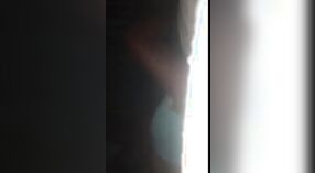 在酒店性爱录像带期间，印度妓女与大胸部通话 3 敏 50 sec