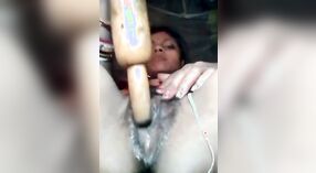 Desi babe pleasures haarzelf met een chapati dildo in vies porno video - 2 min 10 sec