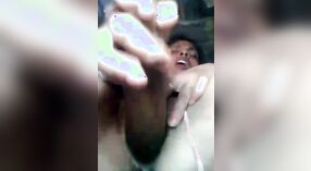 Desi babe pleasures haarzelf met een chapati dildo in vies porno video - 2 min 30 sec