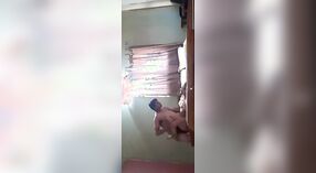 Desi bhabhi gets pounded door haar jong lover in deze Indiase Porno video - 2 min 00 sec