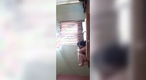 Desi bhabhi gets pounded door haar jong lover in deze Indiase Porno video - 1 min 00 sec