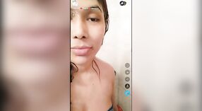 누드 비디오의 인도 탱고 소녀를 벗고 그녀의 사리 및 목욕 0 최소 0 초