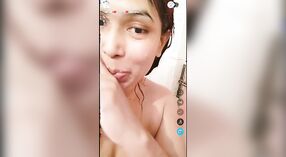 누드 비디오의 인도 탱고 소녀를 벗고 그녀의 사리 및 목욕 0 최소 40 초