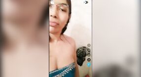 누드 비디오의 인도 탱고 소녀를 벗고 그녀의 사리 및 목욕 0 최소 50 초