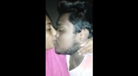 섹시한 비디오의 대학자 키스와 성이 있는 자신의 여자 친구 2 최소 30 초