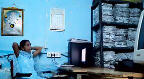 ХХХ видео на телугу: Рискованный секс леди Андхры на работе 5 минута 40 сек