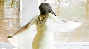 A série da web Hindi da Flizmovies apresenta uma cena de sexo Indiana fumegante 16 minuto 50 SEC