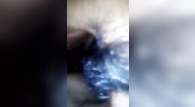 Une Bangladaise fait une pipe sensuelle dans cette vidéo hardcore 5 minute 20 sec