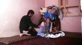 Desi Seks Schandaal video: Bhabhi en Devar engage in geheime seks 1 min 20 sec