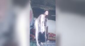 Naakt Indiase Strip Show met een prachtige Kashmiri Bhabhi 1 min 20 sec