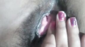 Une vidéo porno indienne présente une séance de masturbation sensuelle en solo 3 minute 00 sec