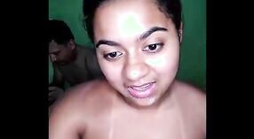 Die enge indische Muschi der desi-Freundin wird in hausgemachten Pornos vor der Kamera geschlagen 12 min 00 s