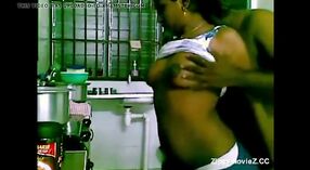 O filme pornográfico Indiano apresenta uma jovem cozinheira Tâmil a seduzir o seu mestre e a ter um duro golpe anal 2 minuto 20 SEC