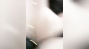 Echte Sexvideos von Teenager-Desi-Mädchen im Auto. 0 min 0 s