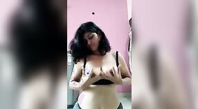 Desi Beauty沉迷于她的大乳房 0 敏 0 sec