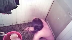 隠されたカメラは、バスルームで入浴する姉妹を捕らえます 2 分 20 秒