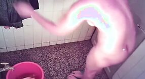 隠されたカメラは、バスルームで入浴する姉妹を捕らえます 3 分 20 秒
