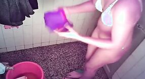 隠されたカメラは、バスルームで入浴する姉妹を捕らえます 4 分 20 秒