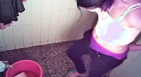 Gizli Kamera Banyoda Banyo Yapan Kız Kardeşleri Yakalar 5 dakika 50 saniyelik