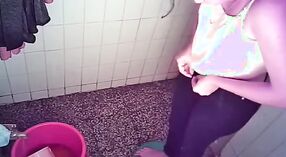 Une caméra cachée Capture des soeurs Se baignant dans la salle de bain 6 minute 20 sec