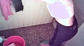 Une caméra cachée Capture des soeurs Se baignant dans la salle de bain 6 minute 50 sec