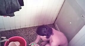 隠されたカメラは、バスルームで入浴する姉妹を捕らえます 0 分 0 秒