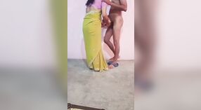 Desi夫妇与Sarla Bhabhi和她的大公鸡一起沉迷于自制性爱 1 敏 20 sec