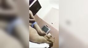 Desi Schoolteacher的电话打电话 0 敏 0 sec