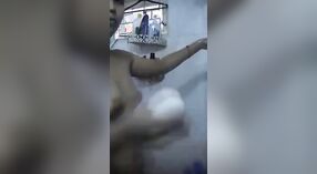 Rencontre Intime dans la Salle de Bain avec une actrice de série télévisée Indienne 2 minute 40 sec