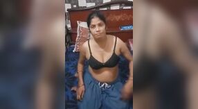 Video seksi dari striptis sensual MILF India 0 min 0 sec