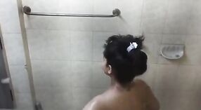 인도 여자 누드에 잡힌 숨겨진 카메라 욕실 1 최소 30 초
