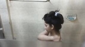 بھارتی عریاں لڑکیاں باتھ روم میں خفیہ کیمرے پر پکڑا 1 کم از کم 40 سیکنڈ