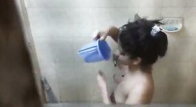 Indiano nudo ragazze catturati su nascosto macchina fotografica in il bagno 4 min 10 sec