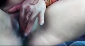 Masturbándose bhabhi le da a su marido un paseo sensual 0 mín. 0 sec