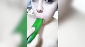 Schönes Mädchen genießt Gurkensex mit dildo 1 min 10 s