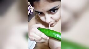 Schönes Mädchen genießt Gurkensex mit dildo 2 min 50 s