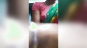 El cuerpo vestido con sari de Desi Randi se expone en un video en solitario 3 mín. 00 sec