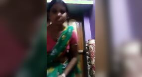 Desi Randi Sari-folheados corpo fica exposto em solo de vídeo 3 minuto 50 SEC