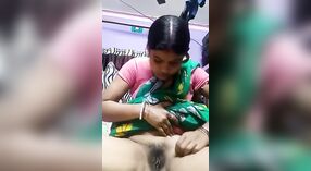 Tubuh berbalut sari Desi Randi diekspos dalam video solo 0 min 30 sec