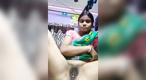 Le corps vêtu de sari de Desi Randi est exposé dans une vidéo solo 1 minute 00 sec